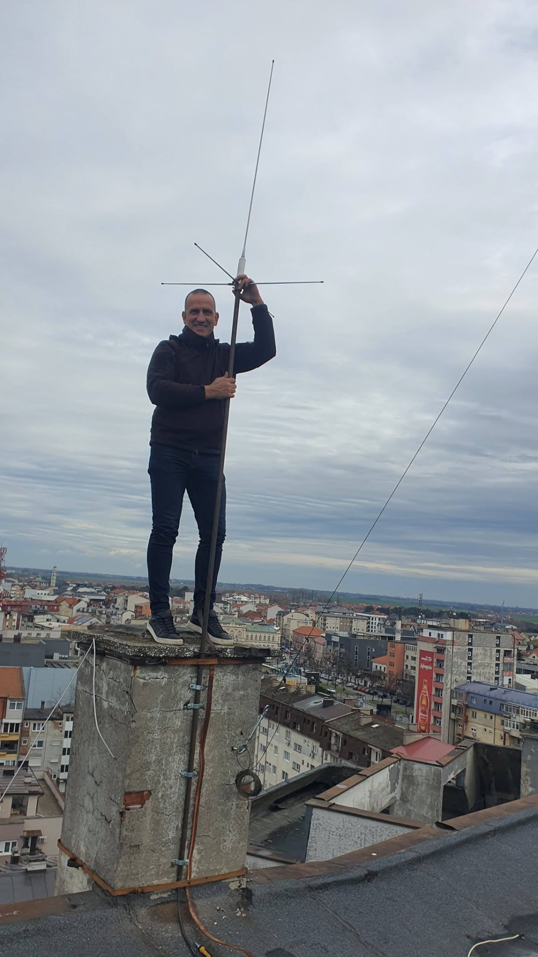 Postavljanje VHF vertikale na krovnoj lokaciji u gradu