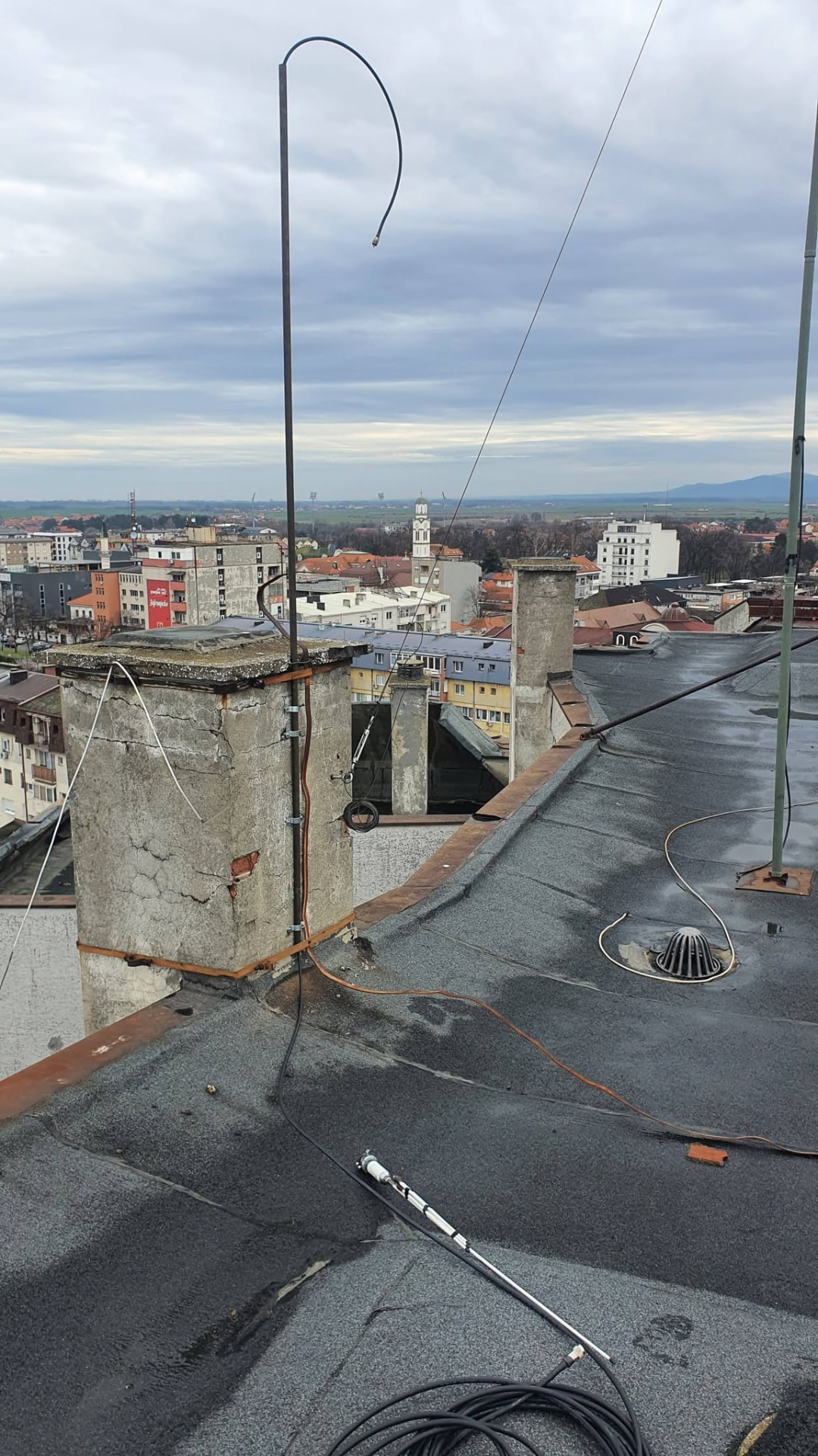 Krovna antenska lokacija: vertikala, žičani napojni vod i koaksijalni kablovi